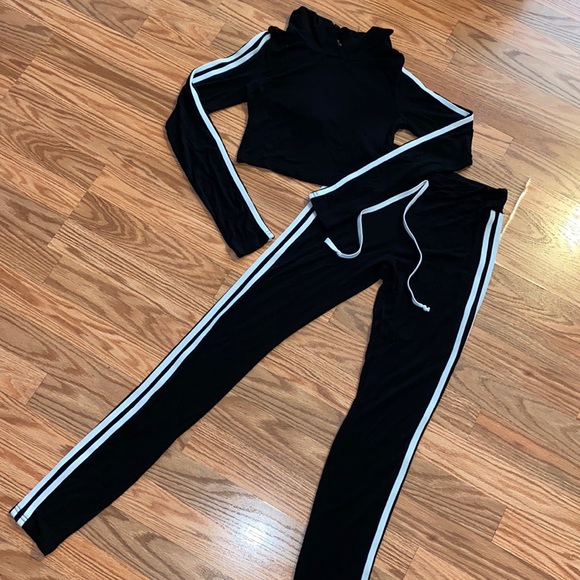 Sweatpants & cropped hoodie set